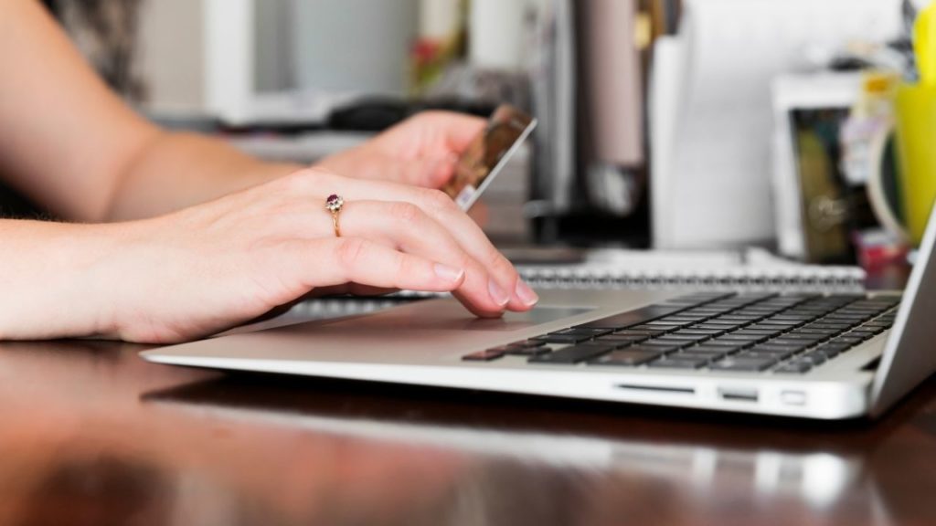 SamCart is a checkout platform that uses conversion-optimized checkout templates along with several added features, including order bumps, one-click upsell options, and a wide variety of payment methods that help small business owners maximize the profits they make from every sale.